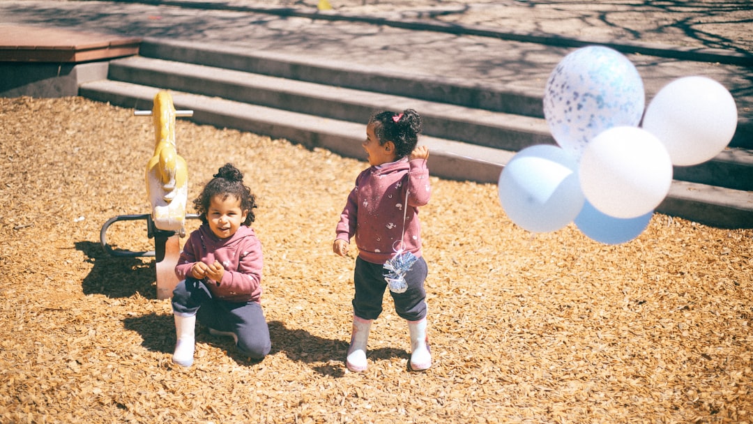 Guardería Montessori en La Línea de la Concepción - Niños jugando en un entorno bilingüe al aire libre
