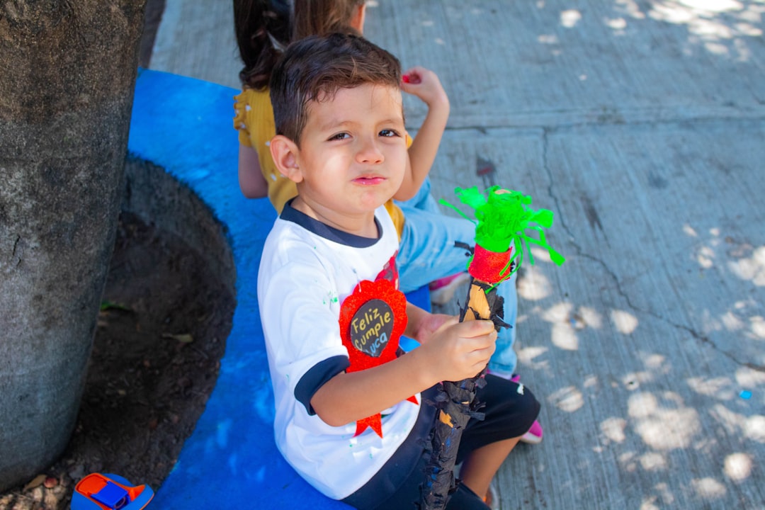 centro Montessori para niños en La Línea - Familia visitando el campus de un colegio internacional Montessori