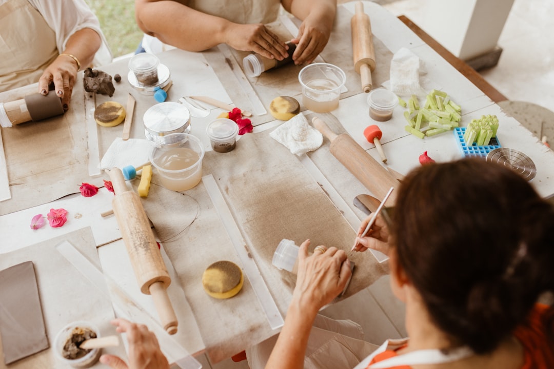 Mejor guardería Montessori en La Línea de la Concepción - Una guía Montessori presenta un material sensorial a un niño