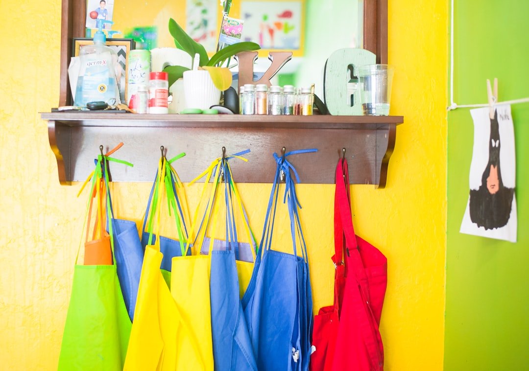 Aula Montessori con materiales preparados para niños de 0 a 3 años