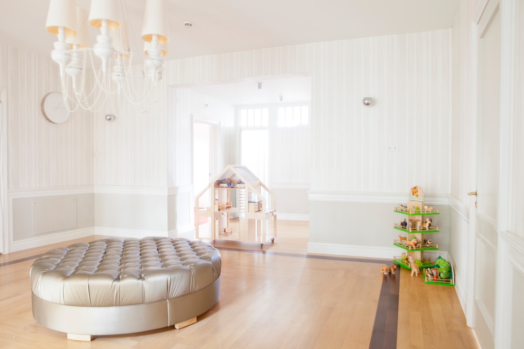 Aula Montessori con materiales sensoriales al alcance de los niños