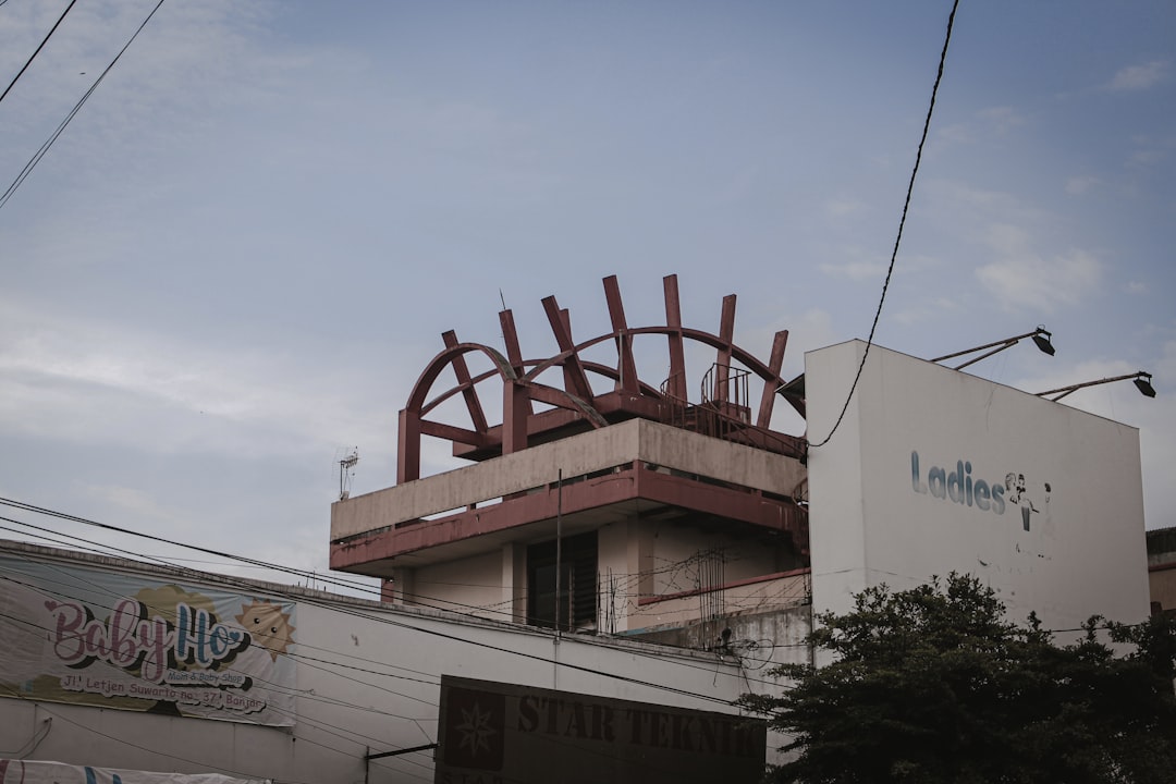 Aula Montessori con materiales al alcance del niño