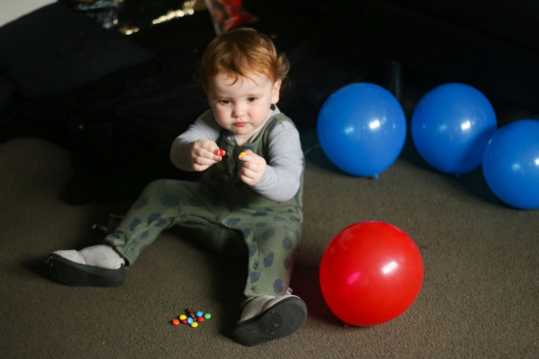 Guardería Montessori en Duquesa precio - Un niño pequeño trabajando con materiales Montessori en el suelo