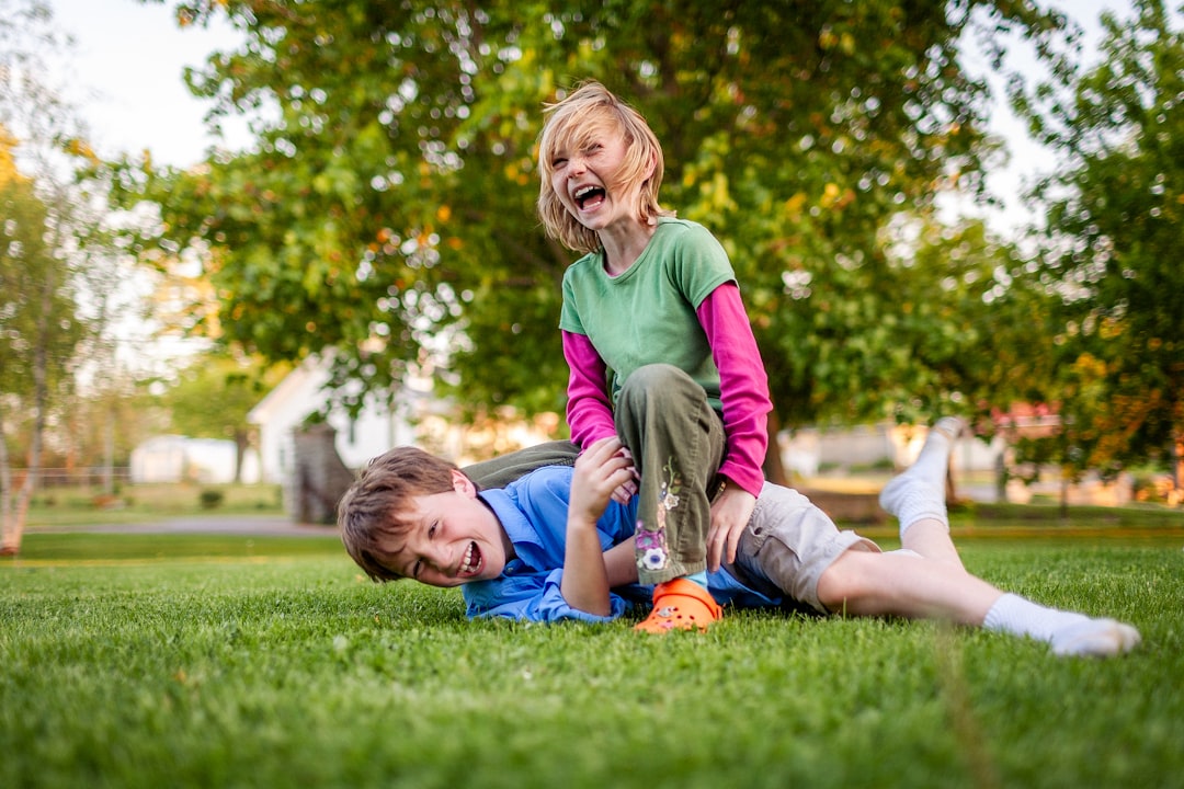 Mejor guardería Montessori en Campo de Gibraltar - Niños disfrutando del juego al aire libre en un entorno educativo bilingüe.