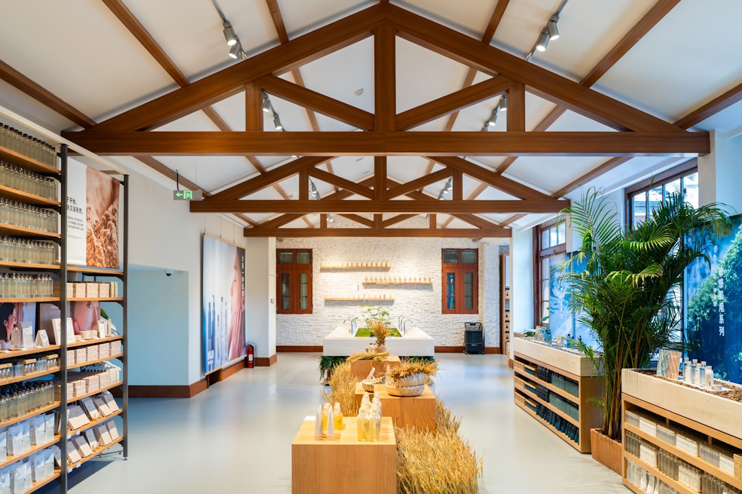 centro Montessori cerca de Gibraltar - Estantes organizados con materiales Montessori en un ambiente preparado.