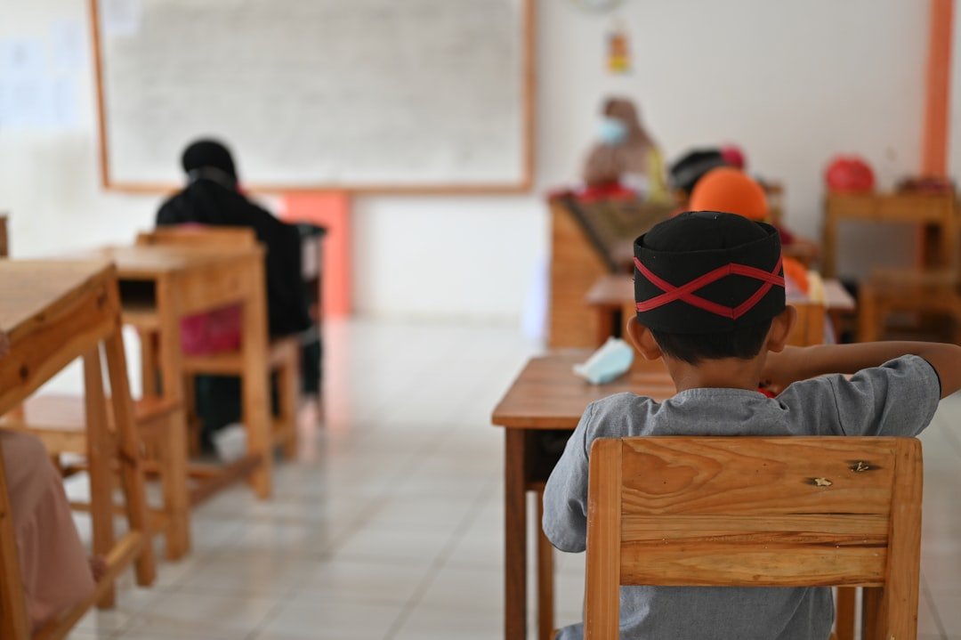 centro Montessori para niños en la zona - Niños de diferentes nacionalidades jugando juntos en el aula