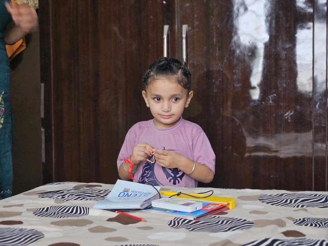 Educación infantil Montessori en San Roque precio - Niño explorando materiales Montessori en el aula