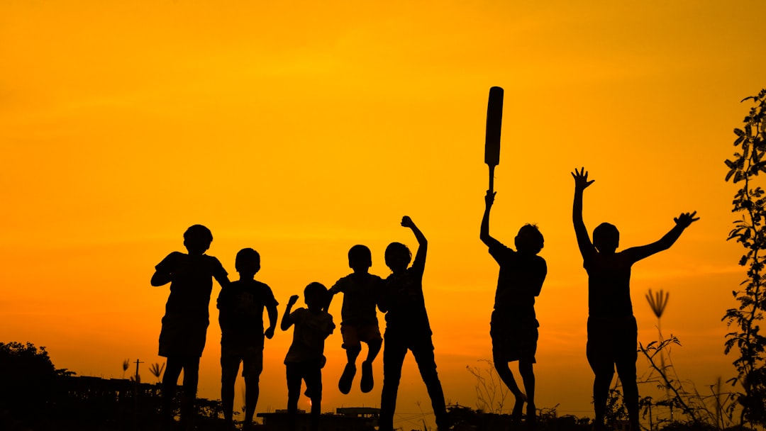 precio educación Montessori zona - Niños disfrutando del espacio al aire libre en el colegio