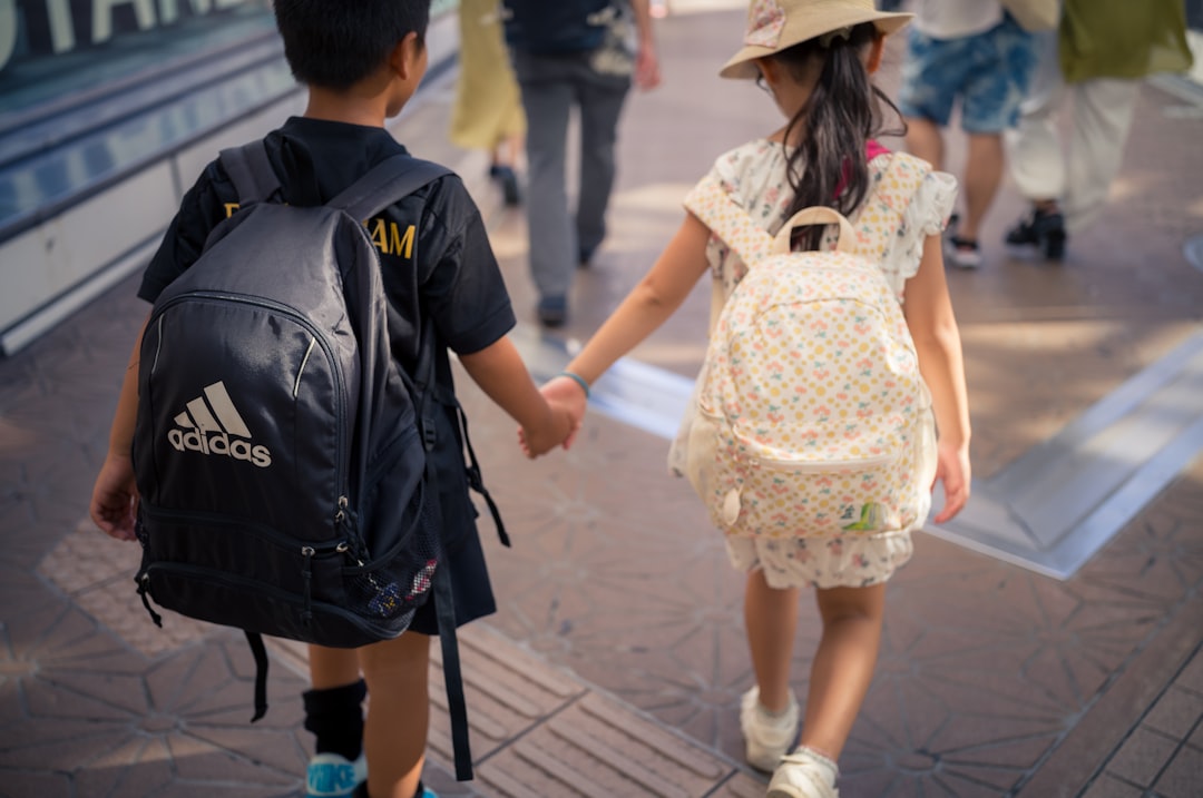 educación Montessori en la zona de Estepona - Familia visitando un colegio Montessori con su hijo
