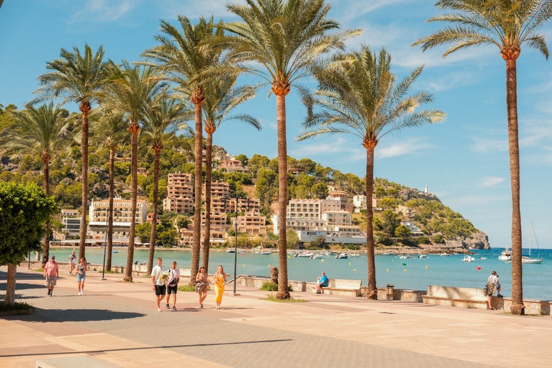 colegio Montessori en Estepona - Familias de la Costa del Sol camino al colegio
