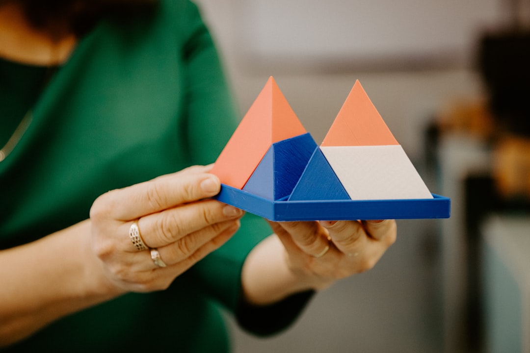 educación infantil Montessori Manilva - Un guía AMI presenta las formas geométricas a un niño de Taller.
