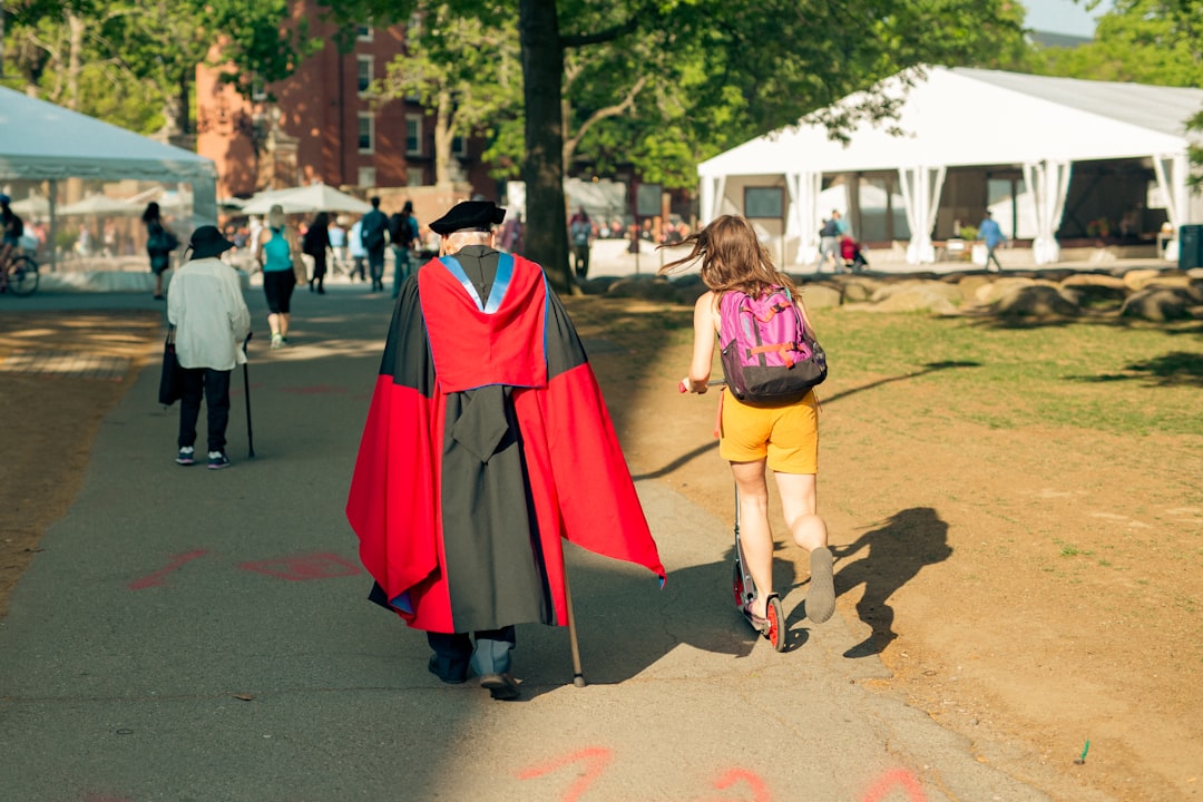 colegio Montessori cerca de Sabinillas - Madre e hijo camino al colegio Montessori