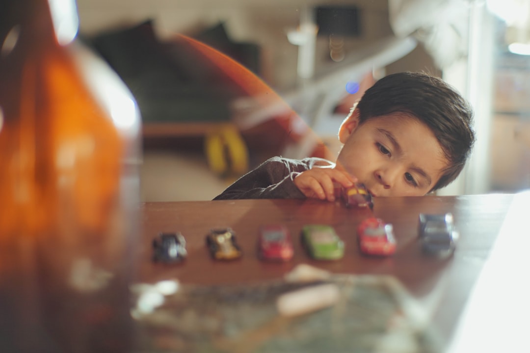 Educación infantil Montessori en Manilva precio - Niño trabajando con materiales sensoriales Montessori