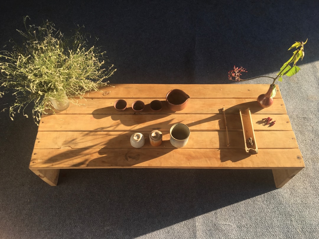 Ambiente Montessori con materiales de desarrollo sensorial para niños pequeños