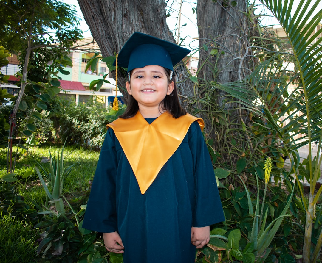 Educación infantil Montessori en Casares precio - Niño trabajando con materiales sensoriales en un aula Montessori
