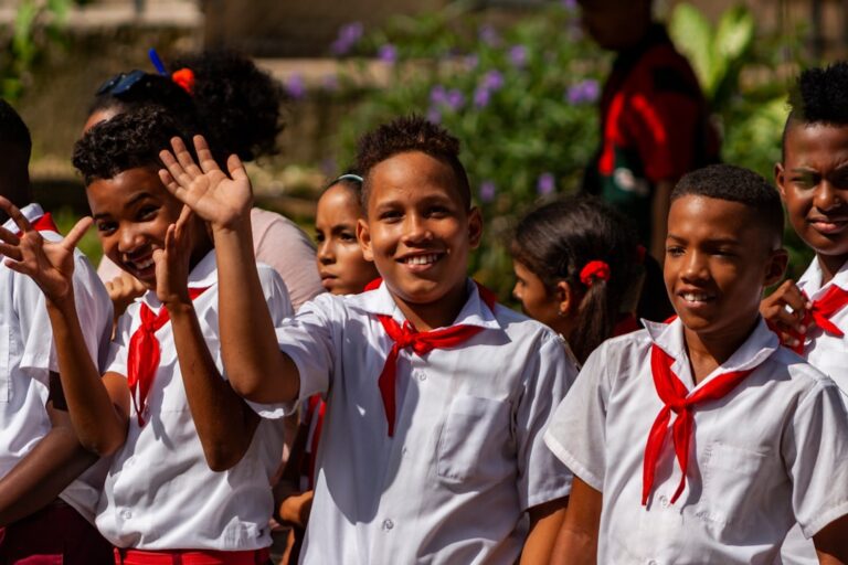 Niños bilingües jugando al aire libre en un entorno escolar internacional.