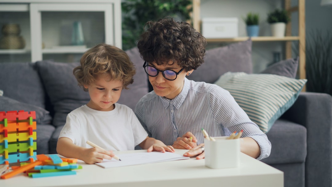 Mejor educación infantil Montessori en Algeciras - Una guía Montessori observa el trabajo de un niño en su ciclo de trabajo.