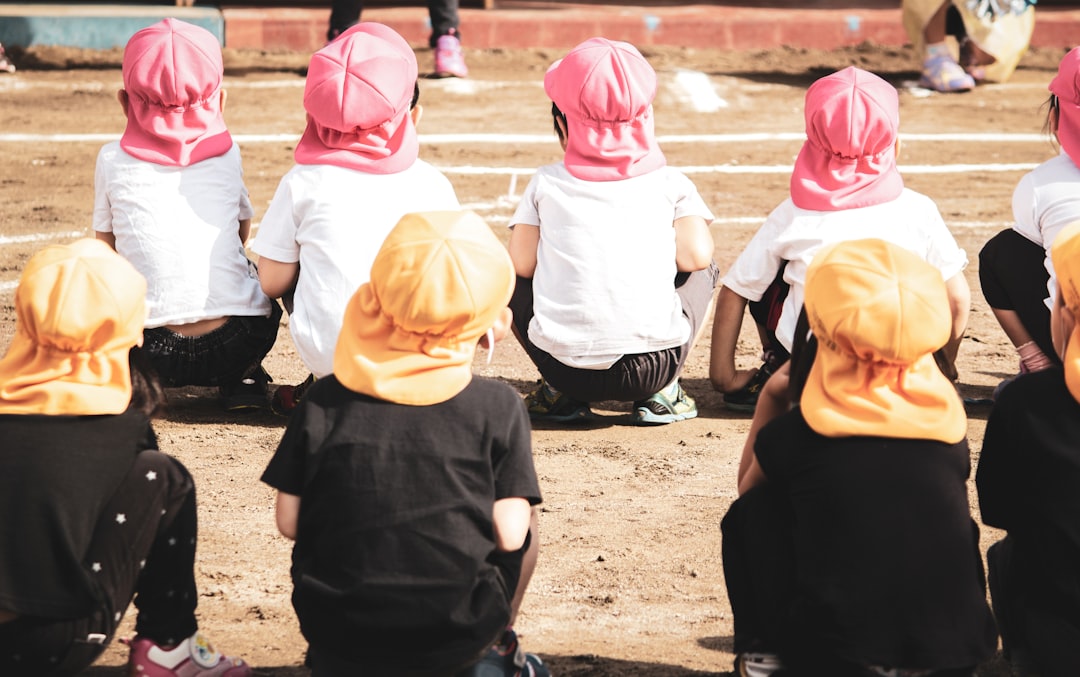 escuela Montessori en La Línea - Materiales sensoriales Montessori organizados en estantes de madera
