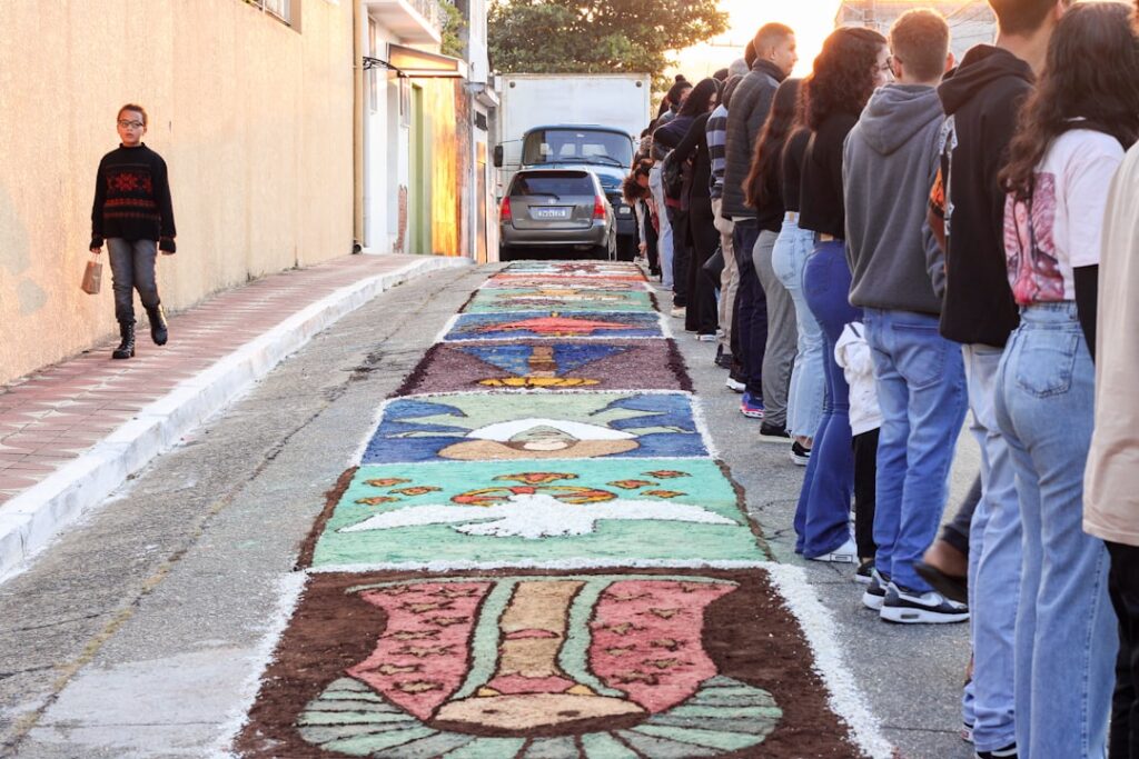 Aula Montessori con materiales auténticos y niños trabajando en libertad.