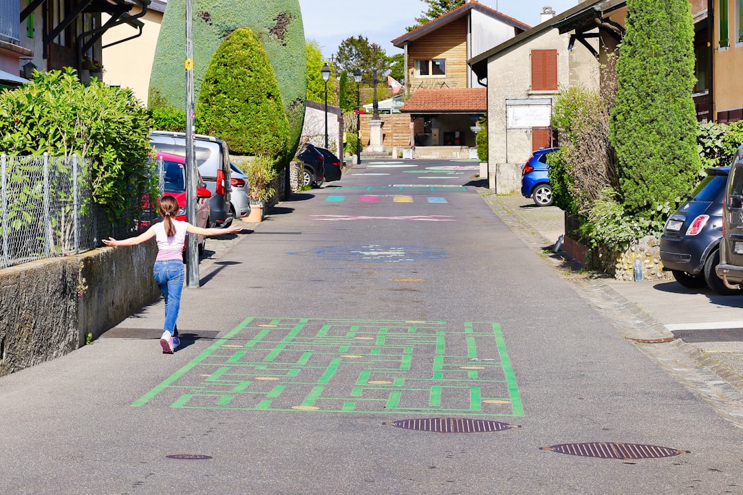 colegio Montessori para familias de La Línea - Estantes Montessori con materiales sensoriales organizados por áreas.