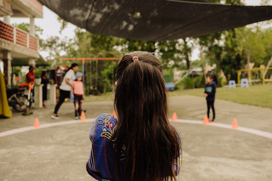 Educación infantil Montessori en Gibraltar - Niños de diferentes nacionalidades compartiendo juego y aprendizaje al aire libre.