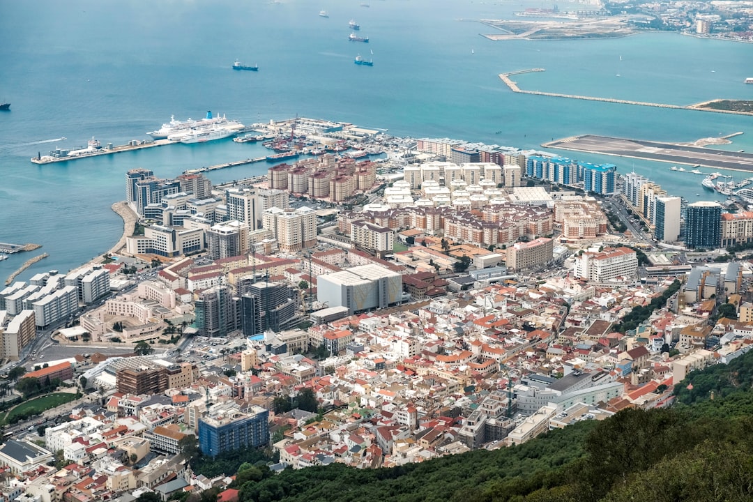 educación Montessori para niños Gibraltar - Materiales Montessori organizados en estanterías de madera accesibles para los niños