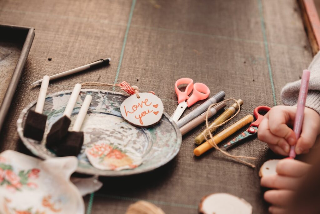 Ambiente Montessori con materiales manipulativos diseñados para el descubrimiento autónomo.