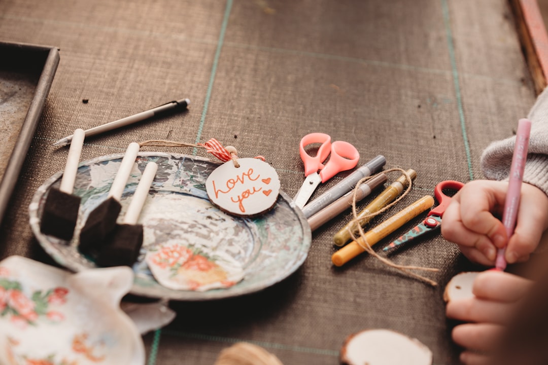 Ambiente Montessori con materiales manipulativos diseñados para el descubrimiento autónomo.