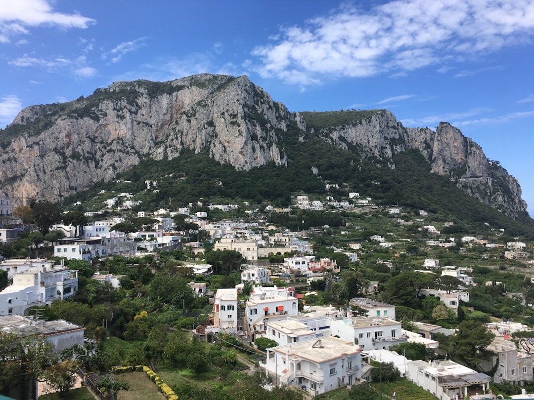 colegio Montessori en la zona de Gibraltar - La Roca de Gibraltar, punto de partida de muchas familias hacia Sotogrande.