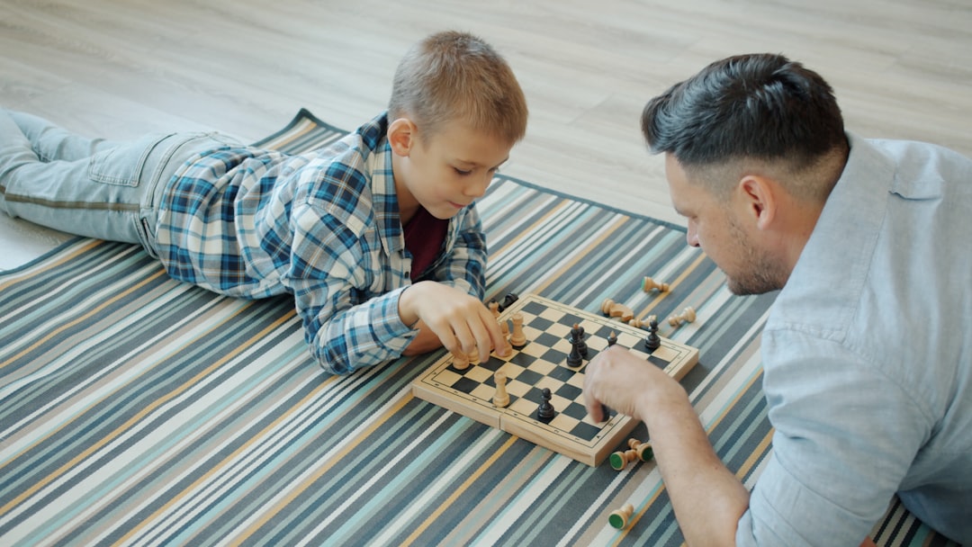 escuela infantil Montessori frontera Gibraltar - Un guía Montessori acompañando a un niño en su proceso de aprendizaje individual.