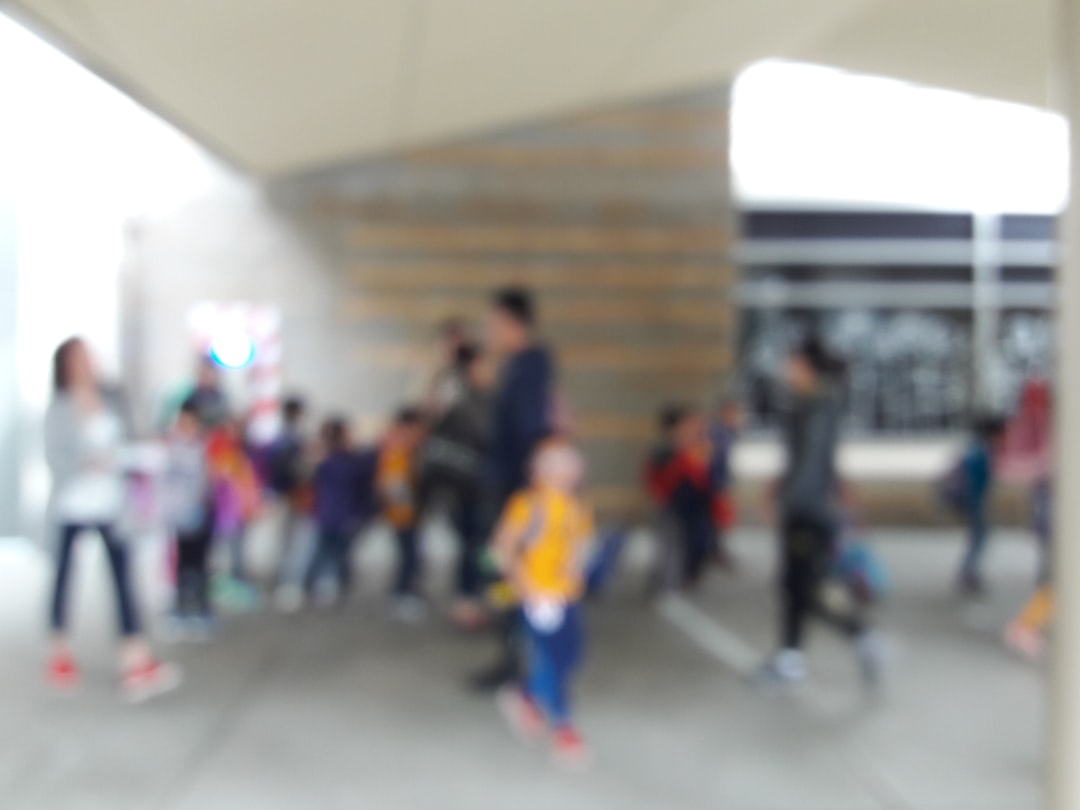 escuela infantil Montessori en la Costa del Sol - Familia visitando un colegio Montessori