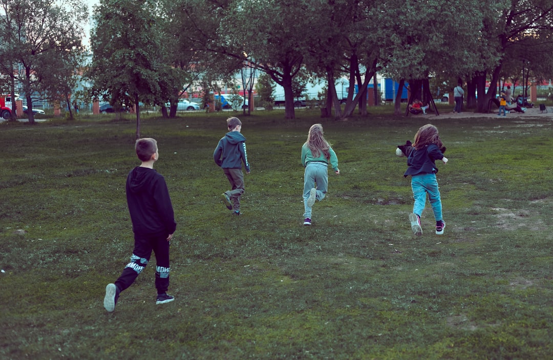 Educación infantil Montessori en Campo de Gibraltar precio - Niños de diferentes nacionalidades jugando al aire libre en un colegio bilingüe