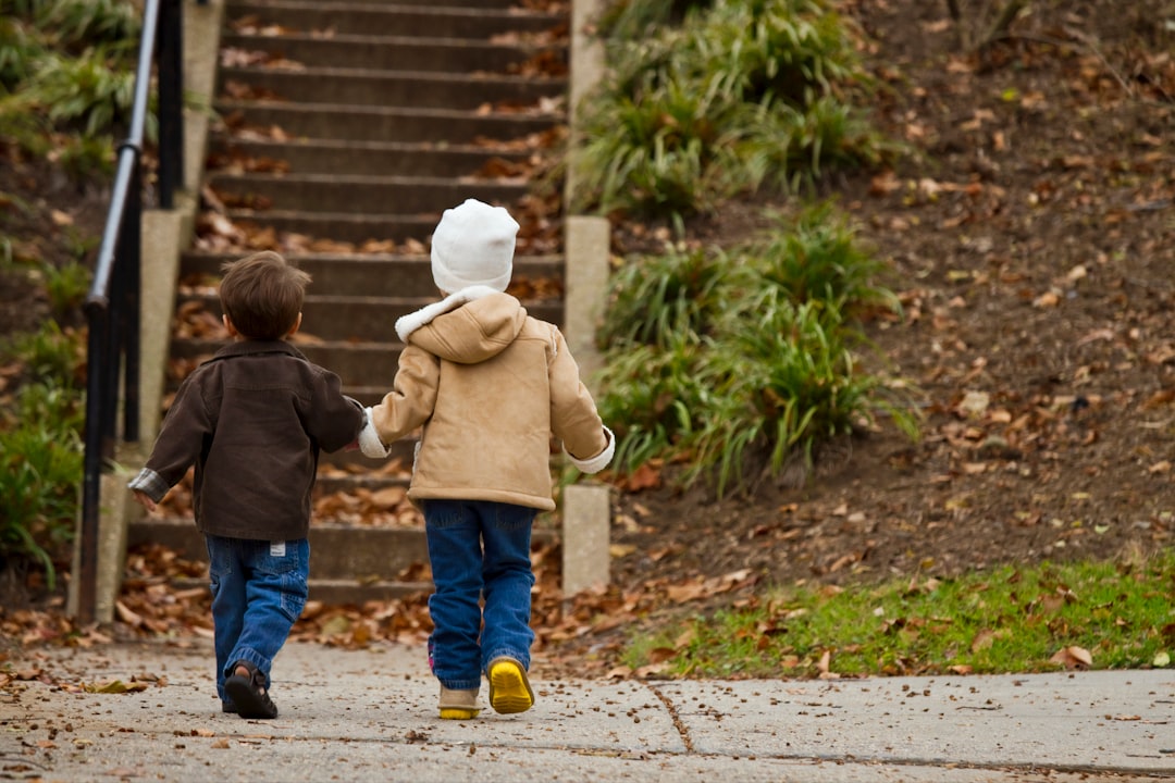 escuela infantil Montessori precio - Hermanos caminando juntos hacia el colegio por la mañana