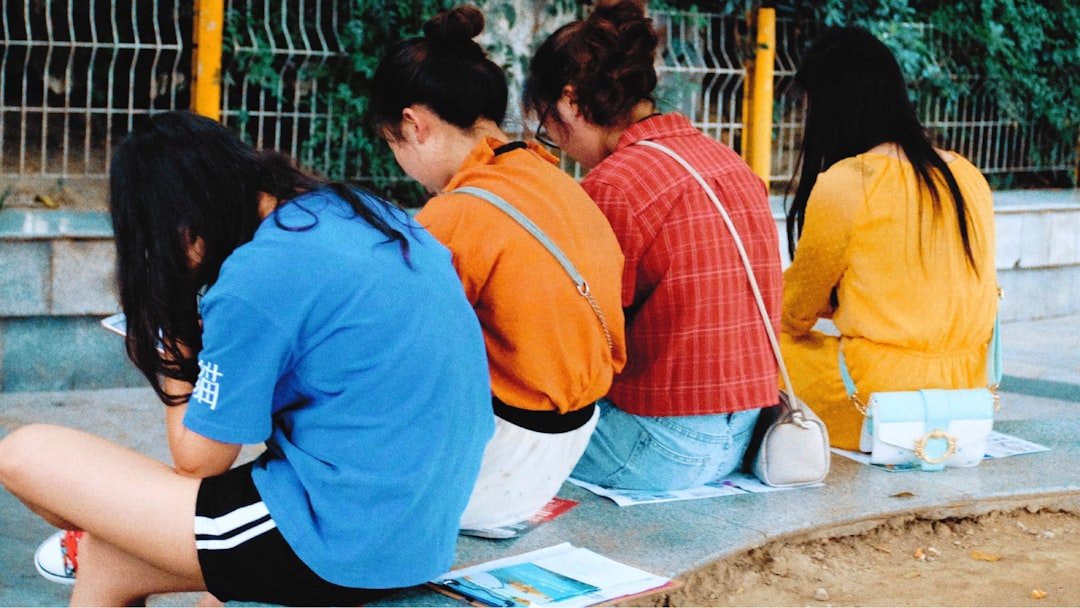 Preescolar Montessori en Sotogrande precio - Grupo de niños en una actividad colaborativa en un colegio bilingüe