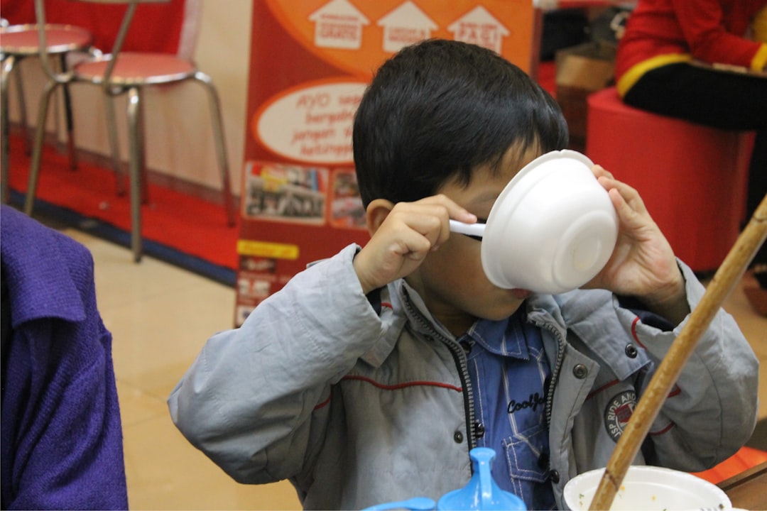 Preescolar Montessori en San Roque - Ejercicio de vida práctica: verter agua en preescolar Montessori