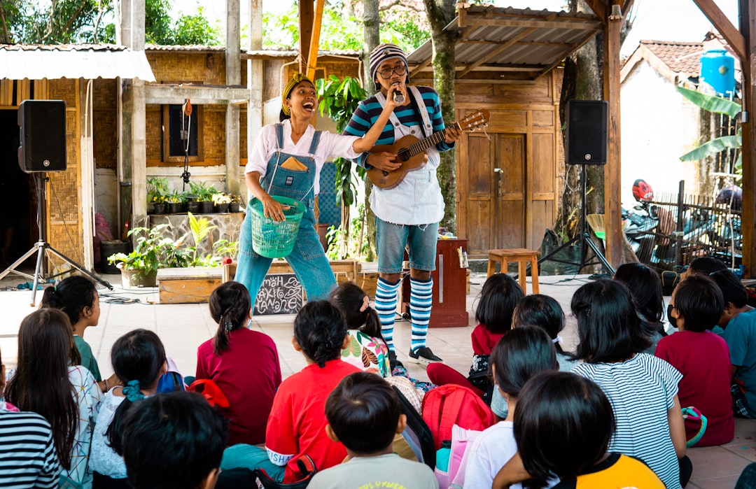 Preescolar Montessori en San Roque precio - Niños bilingües jugando al aire libre en el colegio