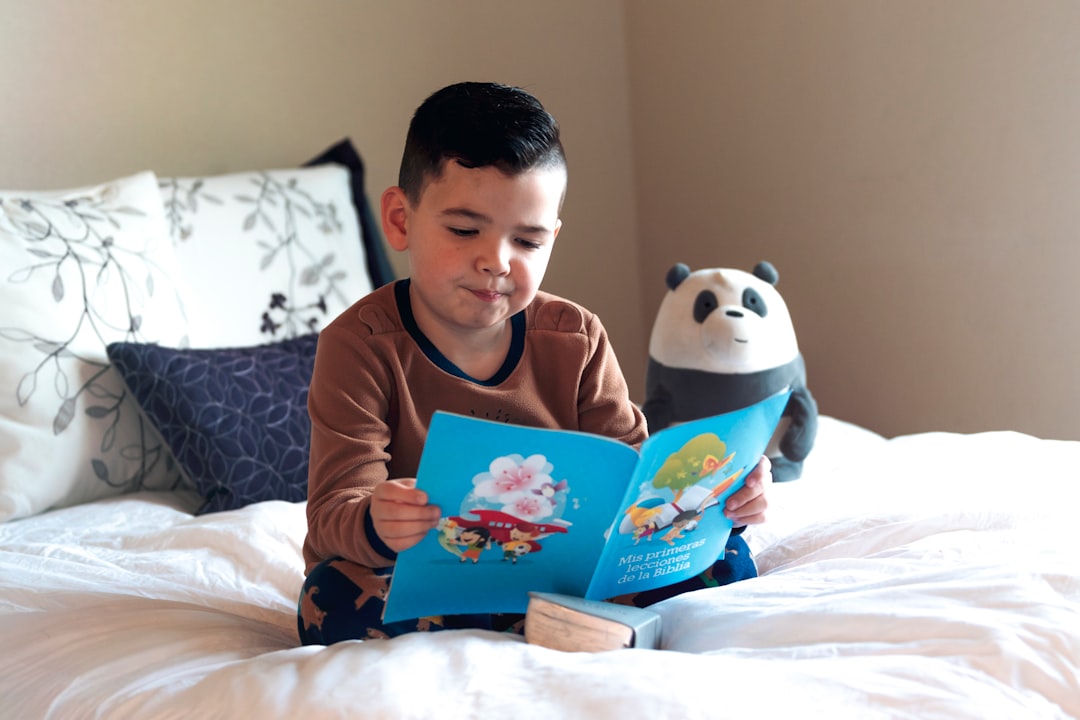 Mejor preescolar Montessori en Estepona - Guía Montessori acompañando a un niño en la lectura bilingüe