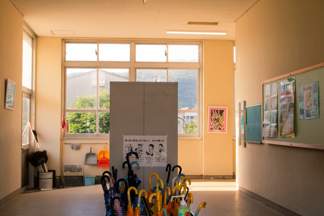 guardería Montessori Sabinillas - Materiales sensoriales Montessori: torre rosa y escalera marrón