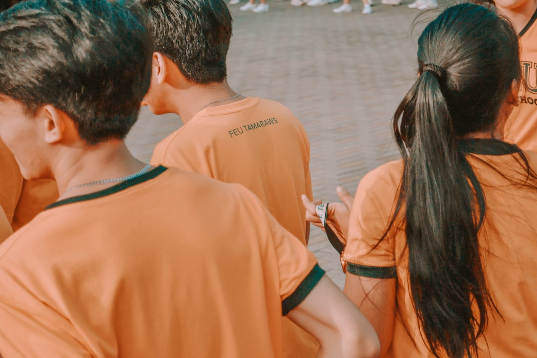infantil Montessori Manilva - Familia visitando un colegio Montessori en Sotogrande