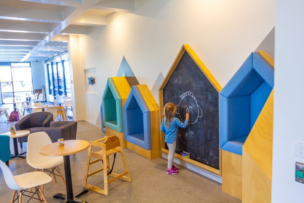 Niños trabajando con materiales Montessori en un aula de Casa de Niños.