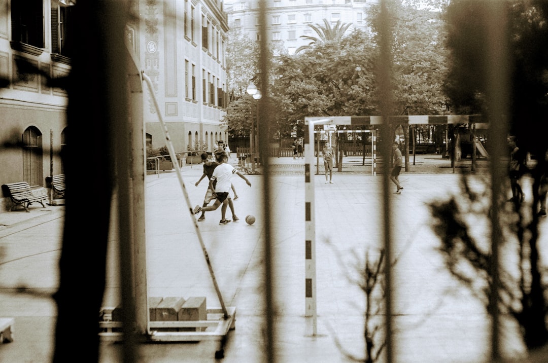 Preescolar Montessori en Sabinillas precio - Niños jugando al aire libre en un colegio bilingüe de la Costa del Sol.
