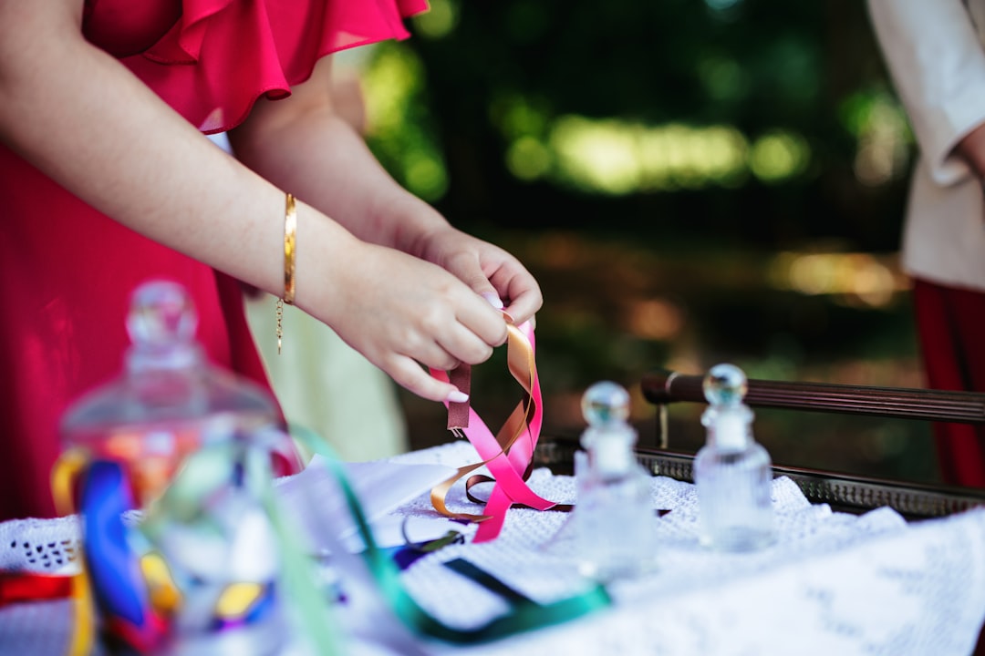 Preescolar Montessori en La Línea de la Concepción - Niño trabajando con material Montessori de forma autónoma