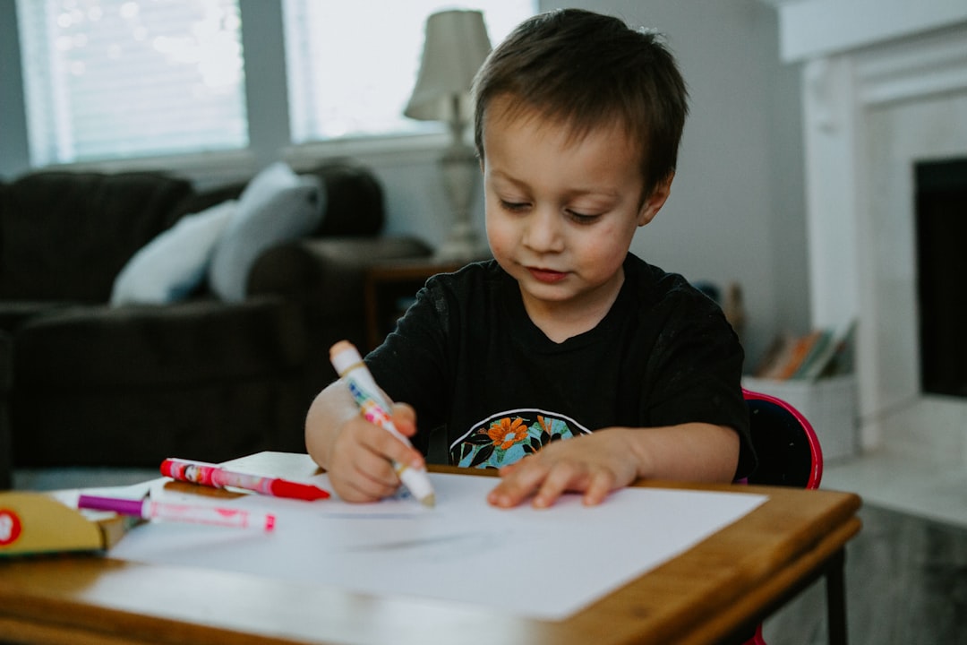 Mejor preescolar Montessori en Gibraltar - Niño concentrado trabajando con material Montessori