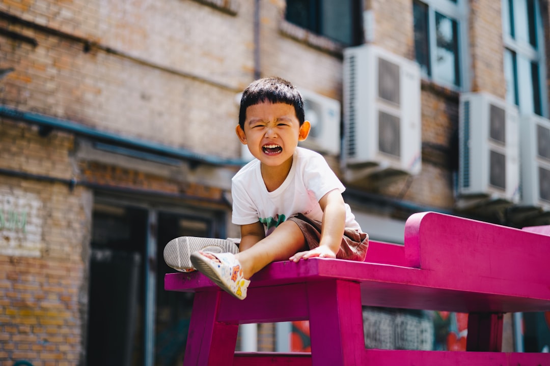 Preescolar Montessori en Marbella - Niño concentrado usando la torre rosa, material sensorial Montessori clave