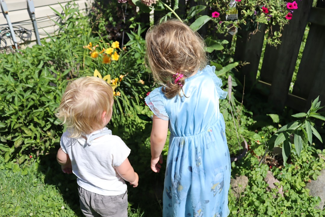 Preescolar Montessori en Marbella - Niños de preescolar bilingüe jugando juntos al aire libre