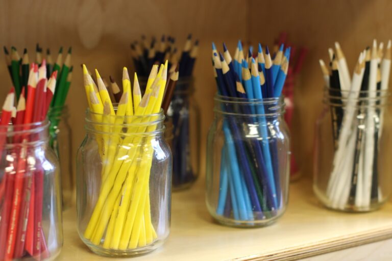 Ambiente preparado Montessori con materiales sensoriales al alcance del niño