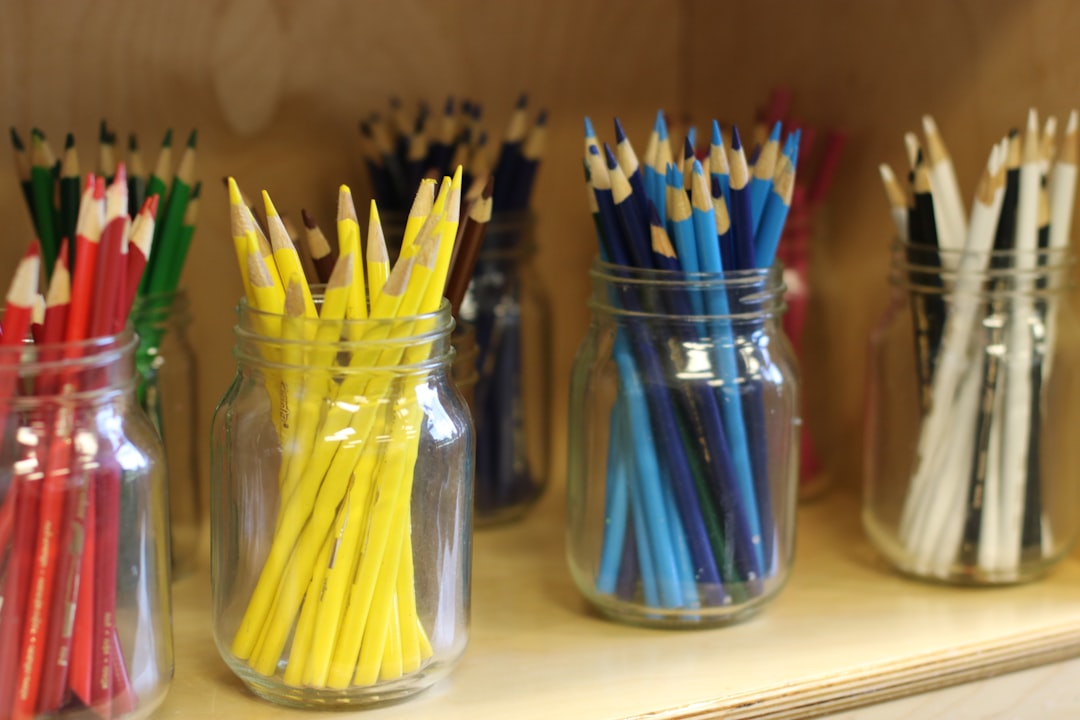 Ambiente preparado Montessori con materiales sensoriales al alcance del niño