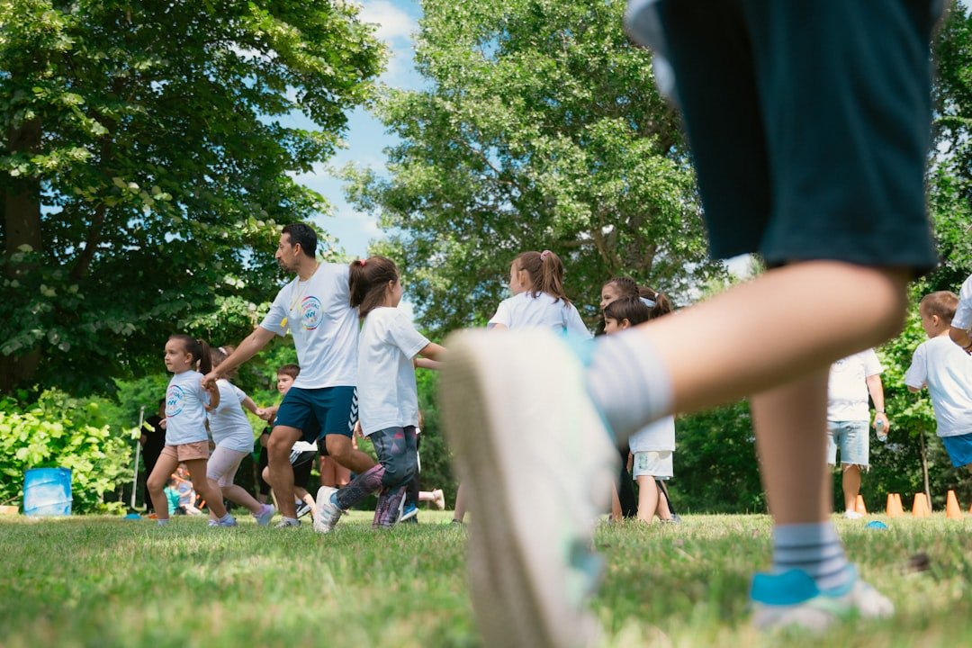 Preescolar Montessori en Marbella precio - Niños de preescolar disfrutando del juego al aire libre en un colegio bilingüe