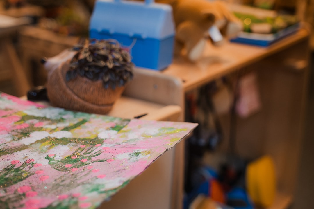Aula de preescolar Montessori con materiales organizados en estanterías a la altura del niño.