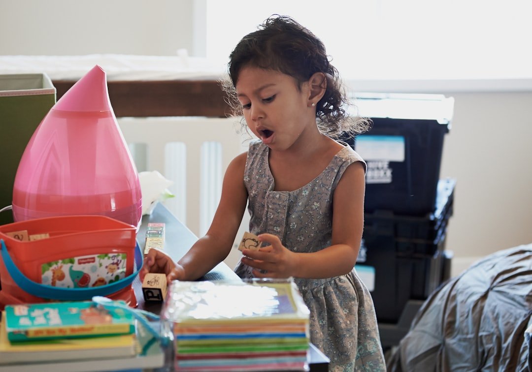 Preescolar Montessori en Duquesa - Aula bilingüe donde niños exploran el lenguaje de forma natural.